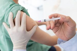Νέα επιτροπή για τον εμβολιασμό κατά της COVID-19
