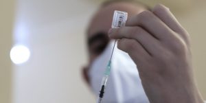 Εμβολιασμοί: Στις 20 Ιανουαρίου ξεκινούν για τον γενικό πληθυσμό -Οι προτεραιότητες και τα ραντεβού