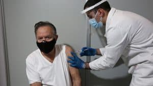 Στη "μάχη" τα δύο μεγάλα εμβολιαστικά κέντρα σε Αθήνα και Θεσσαλονίκη