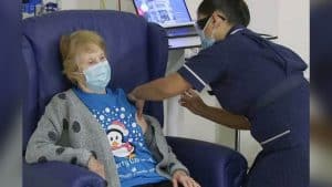 Βρετανία: 90χρονη έκανε το πρώτο εμβόλιο