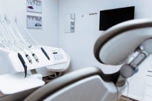Οδοντίατροι: Ζητούν να εμβολιαστούν μαζί με τους υπόλοιπους υγειονομικούς