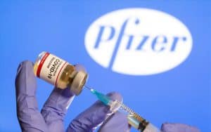 Η Pfizer μειώνει έως και 50% τις παραδόσεις εμβολίων σε ορισμένες χώρες