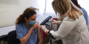 ΙΣΘ: Ο εμβολιασμός να περάσει στα χέρια της Πρωτοβάθμιας Φροντίδας Υγείας και στους ιδιώτες γιατρούς