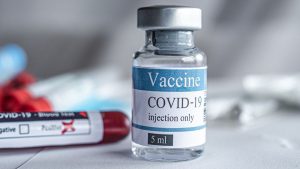 Η Johnson & Johnson αναστέλλει τη δοκιμή 3ης φάσης του εμβολίου της - Αρρώστησε εθελοντής