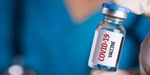 Στην παραγωγή το εμβόλιο της AstraZeneca κατά της COVID-19