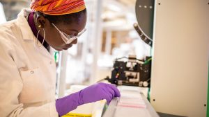 AstraZeneca: Ξεκινά πάλι τις δοκιμές του εμβολίου στη Βρετανία