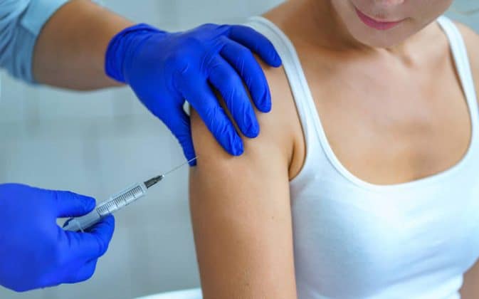Το αντιγριπικό εμβόλιο μπορεί να βοηθήσει την άμυνα του οργανισμού κατά του κοροναϊού