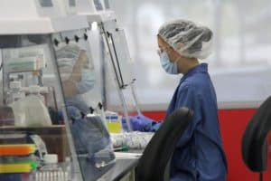 Επιστήμονες αναπτύσσουν ρινικό σπρέι που θα μπορούσε να καταπολεμήσει τον κοροναϊό στη ρίζα του