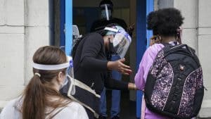 Κορωνοϊός: Τα ανοικτά παράθυρα στις σχολικές τάξεις μειώνουν έως και 40% τα σταγονίδια στον αέρα