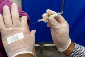 Κορωνοϊός: Ενθαρρυντικά νέα για το εμβόλιο της Οξφόρδης - Προκάλεσε ισχυρή ανοσοαπόκριση σε ηλικιωμένους