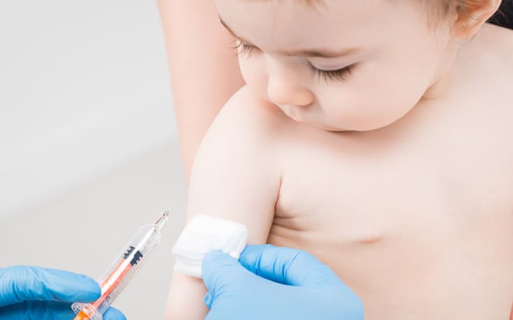 Γιατί δεν πρέπει τα παιδιά να σταματήσουν να εμβολιάζονται μέσα στην πανδημία
