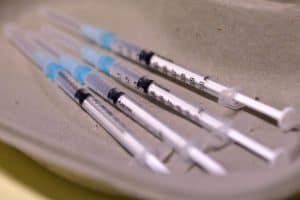 Κορονοϊός: Να κάνουν ή όχι το εμβόλιο όσοι νόσησαν;