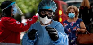 Εγινε ο κορονοϊός λιγότερο θανατηφόρος; Τι δείχνουν οι μελέτες για τον ηλικιακό παράγοντα και τις νέες θεραπείες παγκοσμίως