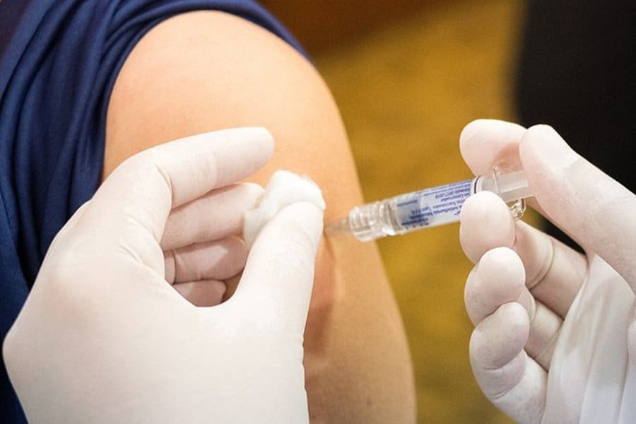 Η. Μόσιαλος: Γιατί είναι σημαντικά τα αποτελέσματα από τις κλινικές δοκιμές των εμβολίων