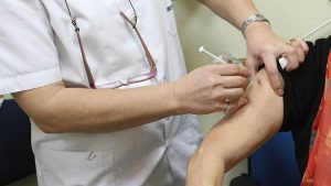 Κορωνοϊός: Όλα όσα πρέπει να γνωρίζουμε για τα εμβόλια – Γιατί να εμβολιαστούμε