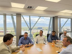 Στο κλιμάκιο συμμετείχαν ο γραμματέας Πολιτικής Επιτροπής της Νέας Δημοκρατίας Παύλος Μαρινάκης, ο διευθυντής του γραφείου του Προέδρου Στέλιος Κονταδάκης και τέσσερις βουλευτές της περιφέρειας Φθιώτιδας