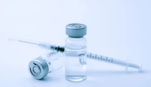 Νέα εμβόλια κατά της covid-19: Tι λένε οι ειδικοί για το Nuvaxovid και το επικαιροποιημένο εμβόλιο της Moderna