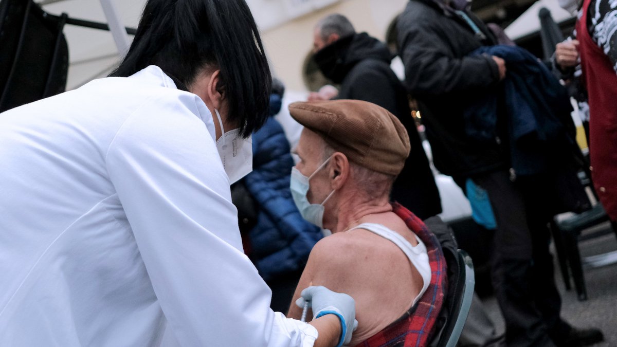 Κορονοϊός: Η τέταρτη δόση εμβολίου παρέχει έξτρα προστασία στους ηλικιωμένους έναντι της Όμικρον