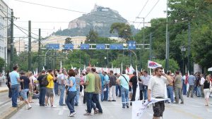 Η Ομοσπονδία εργαζομένων στα νοσοκομεία (ΠΟΕΔΗΝ) συμμετέχει στην κινητοποίηση, διεκδικώντας την απόσυρση του νομοσχεδίου, την παράταση των συμβάσεων για 2.000 εργαζομένων στα νοσοκομεία μέσω ΔΥΠΑ και την απομάκρυνση των εργολάβων από τα νοσοκομεία.