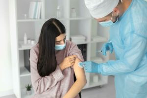 Τα παιδιά ηλικίας 6 μηνών έως 4 ετών που έχουν λάβει τουλάχιστον μία δόση εμβολίου κατά του COVID είναι κατάλληλα για μία ή δύο δόσεις του νέου εμβολίου.