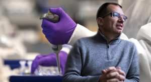 Η Moderna ανταγωνίζεται με την Pfizer για να φέρει την τεχνολογία mRNA στα εμβόλια εποχικής γρίπης, σε μια προσπάθεια βελτίωσης έναντι των στελεχών που κυκλοφορούν.