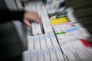 Mόνιμο πονοκέφαλο προκαλεί σε όλους τους κρίκους της «αλυσίδας» του φαρμάκου η έλλειψη που καταγράφεται σε περίπου 200 κωδικούς βασικών σκευασμάτων.