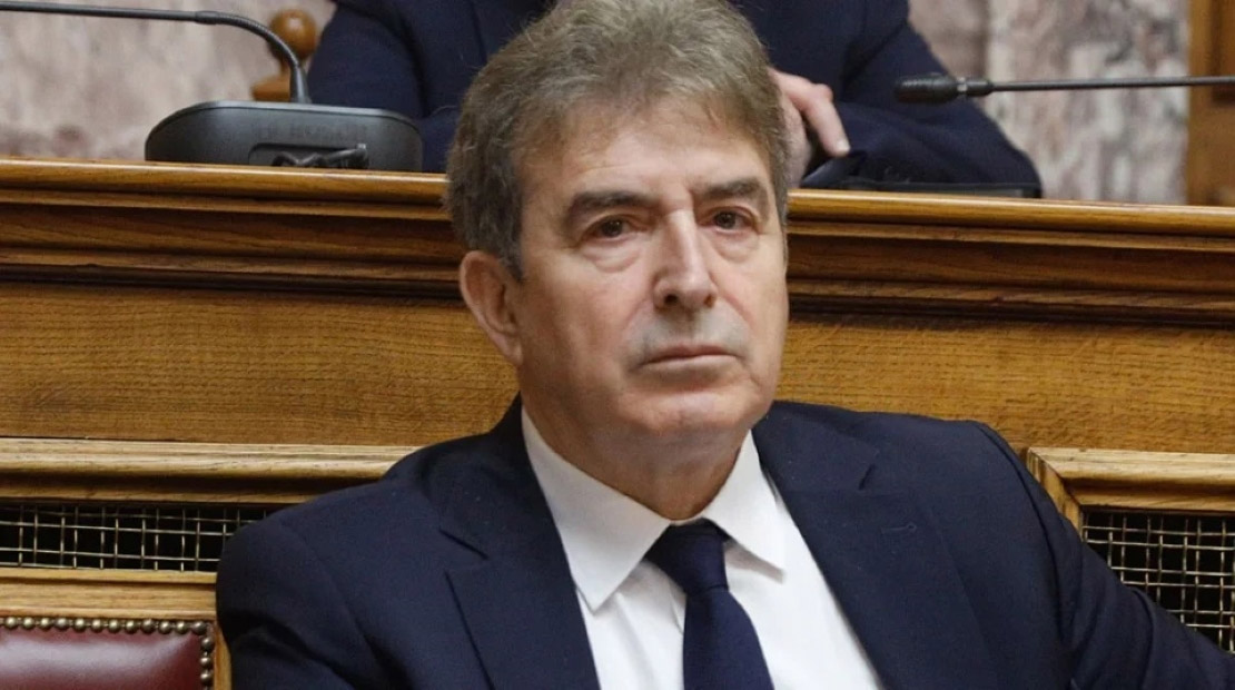 Ο υπουργός έκανε λόγο και για τις ελλείψεις σε προσωπικό του ΕΣΥ και ανέφερε ότι βρίσκονται σε εξέλιξη 4.000 προσλήψεις νοσηλευτών, από τους οποίους αρκετοί δουλεύουν ήδη ως επικουρικοί